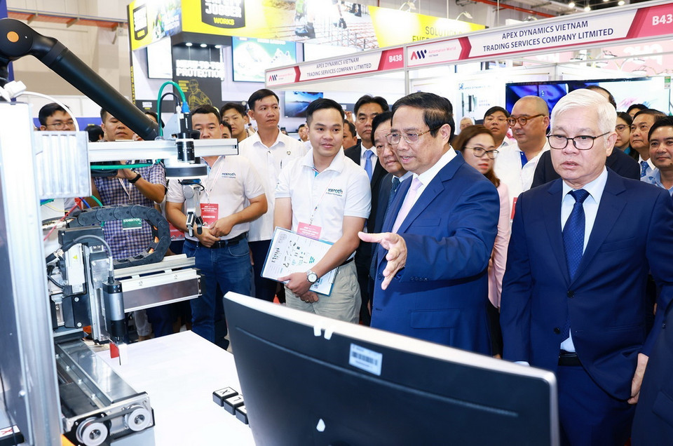 Thủ tướng Phạm Minh Chính tham quan Triển lãm Năng lượng và Tự động hóa toàn cầu. (Ảnh: Dương Giang/TTXVN)