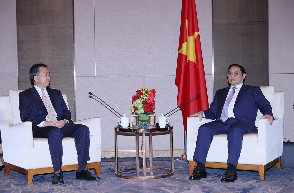 Thủ tướng Phạm Minh Chính với Phó Hội trưởng Hội hữu nghị Đối ngoại nhân dân Trung Quốc Viên Mẫn Đạo. (Ảnh: Dương Giang/TTXVN)