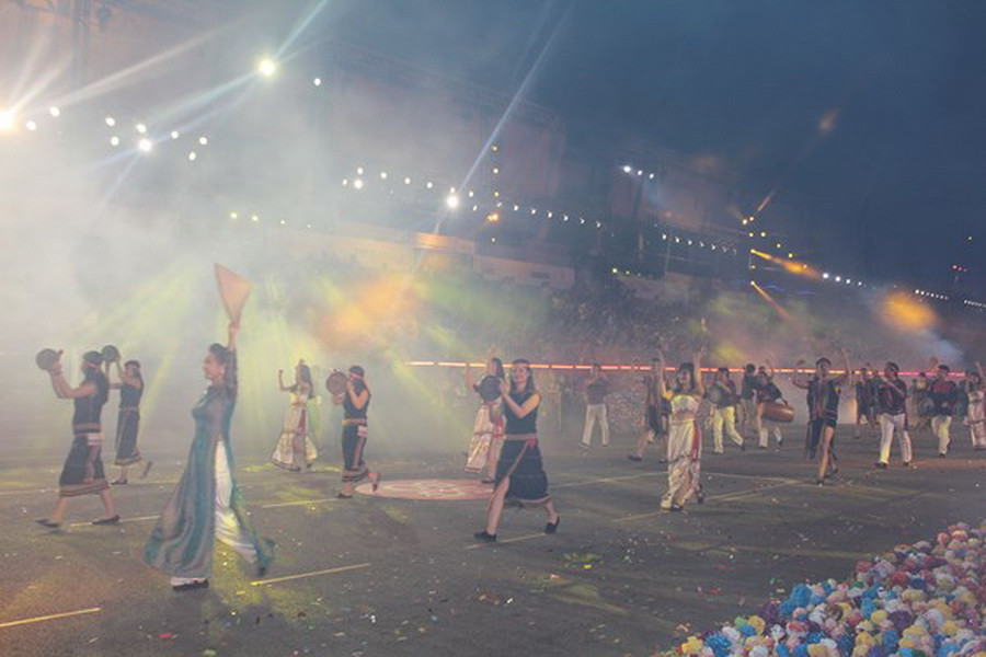 Đoàn nghệ sỹ Việt Nam với hình ảnh quen thuộc là những tà áo dài đủ sắc màu, chiếc nón lá quê hương và vũ điệu cồng chiêng Tây Nguyên góp lời ca, tiếng hát hòa cùng lễ hội diễu hành đường phố lớn nhất của Singapore. (Ảnh: Việt Hải-Mỹ Bình-Văn Hải/Vietnam+) 