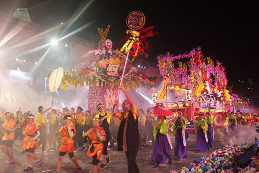 Các nghệ sỹ Hàn Quốc với những bộ trang phục mang bản sắc của xứ sở Kim chi đến với lễ hội Chingay 2015. (Ảnh: Việt Hải-Mỹ Bình-Văn Hải/Vietnam+) 