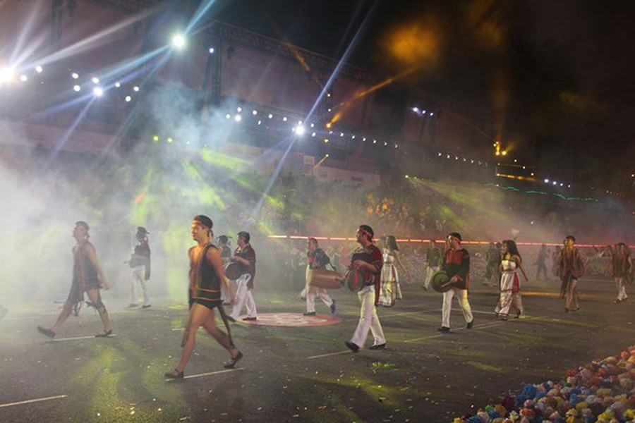 Đoàn nghệ sỹ Việt Nam với hình ảnh quen thuộc là những tà áo dài đủ sắc màu, chiếc nón lá quê hương và vũ điệu cồng chiêng Tây Nguyên góp lời ca, tiếng hát hòa cùng lễ hội diễu hành đường phố lớn nhất của Singapore. (Ảnh: Việt Hải-Mỹ Bình-Văn Hải/Vietnam+) 