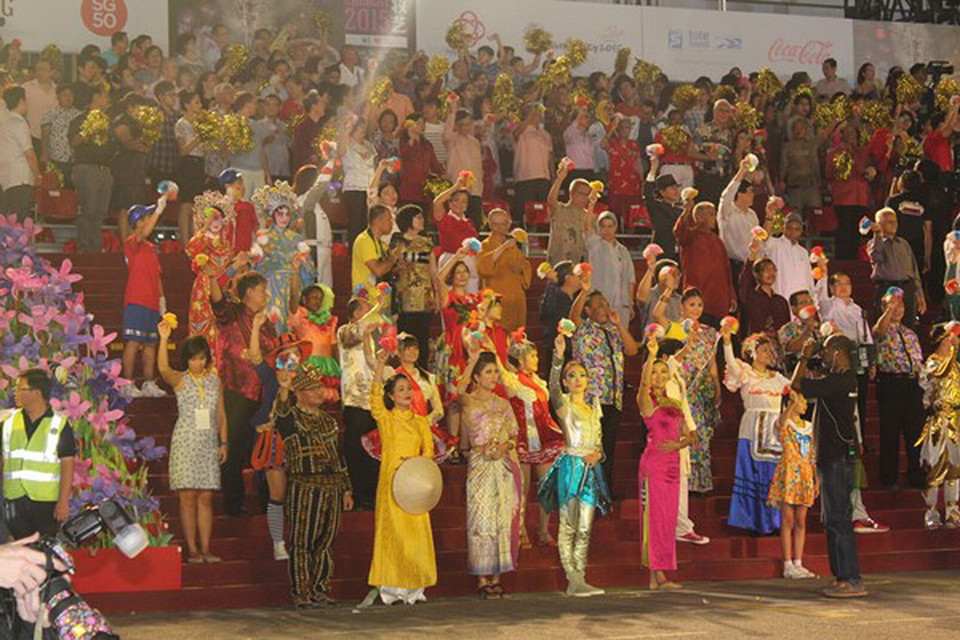 Các nghệ sỹ và khán giả trên khán đài vẫy chào đoàn diễu hành mở màn lễ hội Chingay 2015 diễn ra tối 28/2, tại tòa nhà F1, Singapore. (Ảnh: Việt Hải-Mỹ Bình-Văn Hải/Vietnam+)