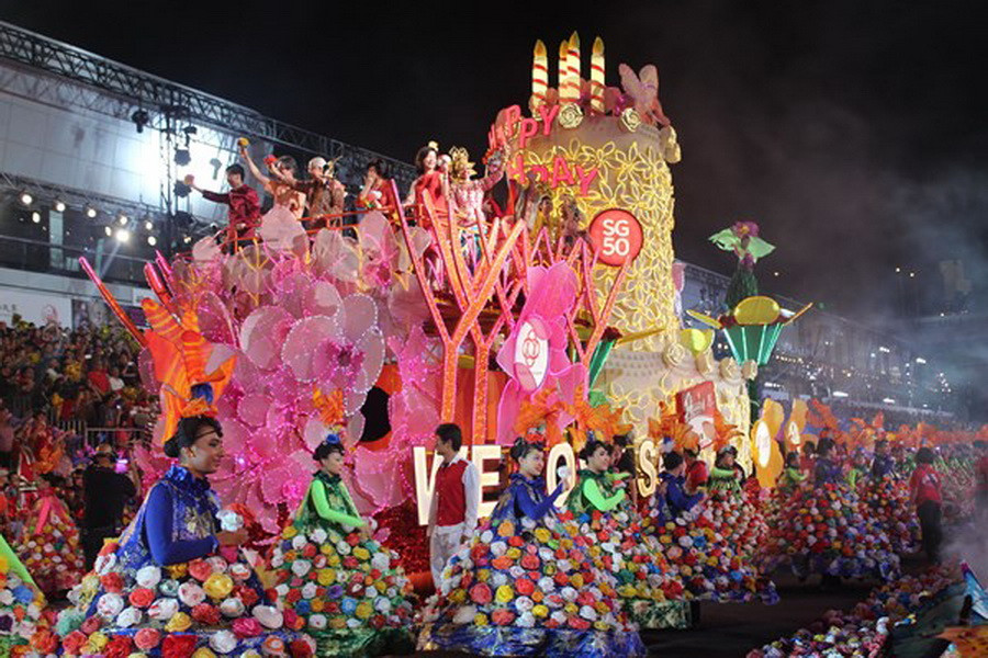 Các đoàn đại diện cho các khu vực dân cư của Singapore với đông đảo thành phần từ trẻ em cho tới các cụ già tham gia diễu hành với những màn nhảy múa sôi động với trang phục rực rỡ sắc màu. (Ảnh: Việt Hải-Mỹ Bình-Văn Hải/Vietnam+) 