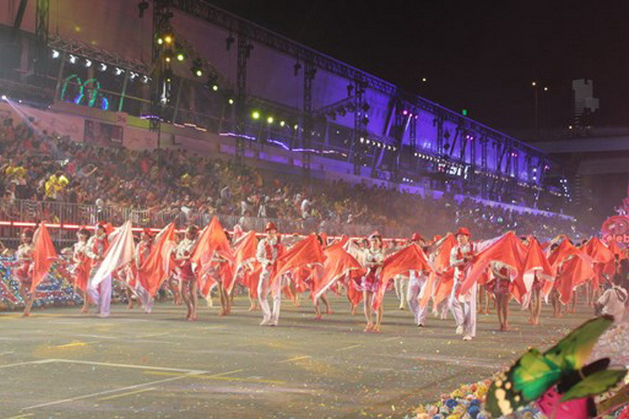 Tiếp theo là các đoàn nghệ sỹ trong nước với những tiết mục hát múa mang đậm bản sắc của Đảo quốc Sư tử với những biểu ngữ, khẩu hiệu chào mừng 50 Quốc khánh Singapore. (Ảnh: Việt Hải-Mỹ Bình-Văn Hải/Vietnam+) 