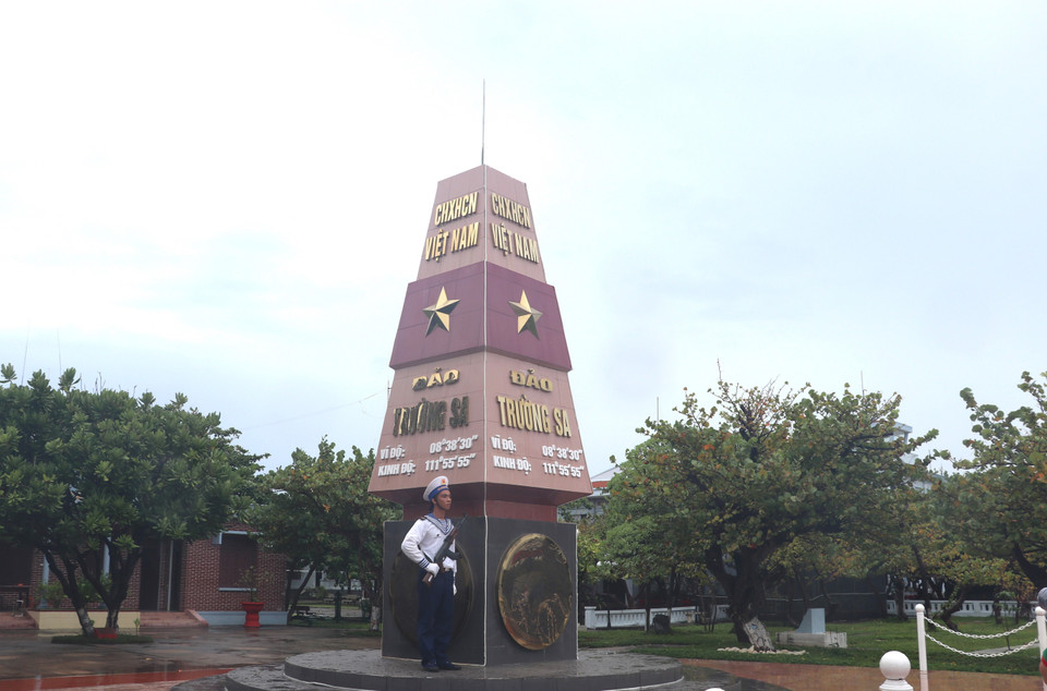 Trong ảnh: Chiến sĩ hải quân canh gác cột mốc chủ quyền trên đảo Trường Sa. (Ảnh: Viết Tôn/TTXVN)