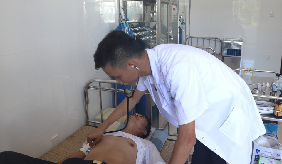 Thượng úy Lê Hoàng Cương, bác sỹ, Bệnh xá trưởng đảo Sinh Tồn thăm khám sức khỏe cho bệnh nhân. (Ảnh: Viết Tôn/TTXVN)