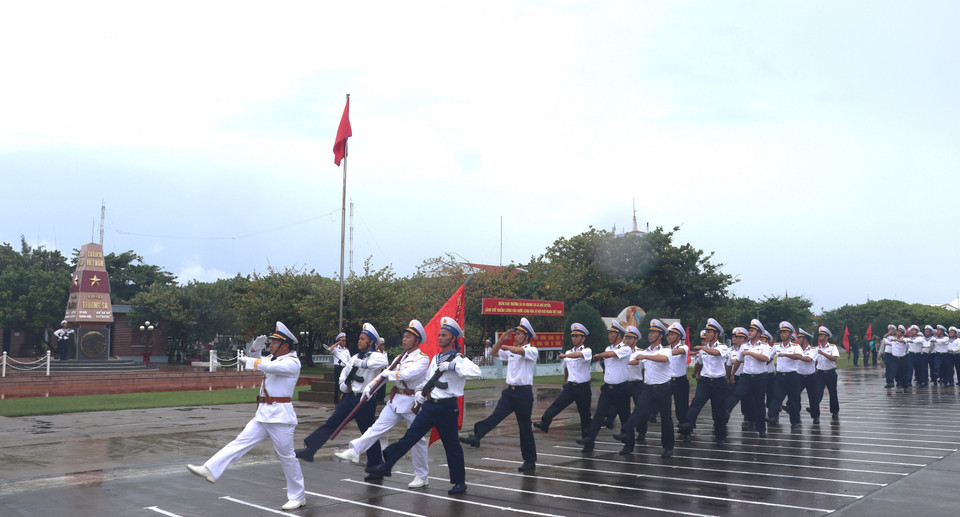 Các chiến sỹ hải quân trên đảo Trường Sa duyệt đội ngũ. (Ảnh: Viết Tôn/TTXVN)