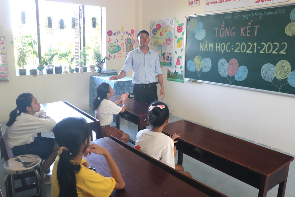 Lễ Tổng kết năm học 2021-2022 của các em học sinh trên đảo Sinh Tồn. (Ảnh: Viết Tôn/TTXVN)