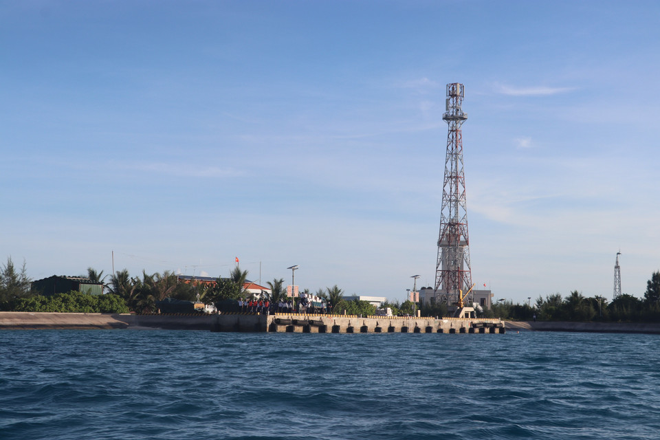 Cột phát sóng điện thoại phủ khắp các đảo ở Trường Sa góp phần giúp việc liên lạc qua sóng viễn thông di động thông suốt. (Ảnh: Viết Tôn/TTXVN)