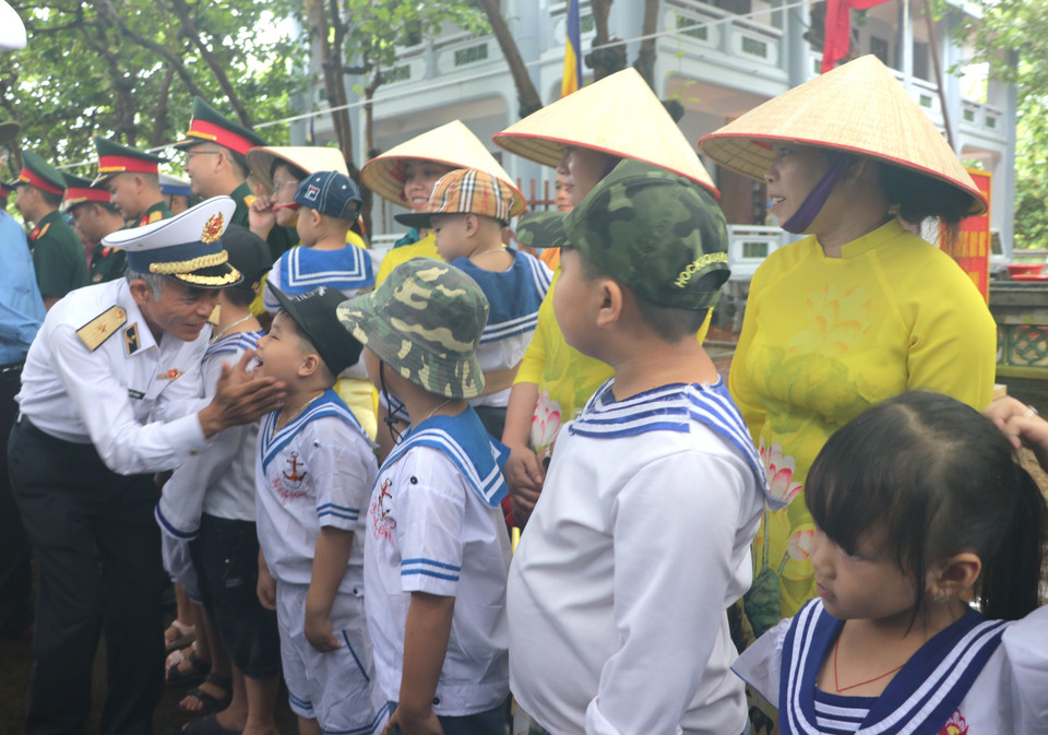 Chuẩn Đô đốc Lương Việt Hùng - Phó Tủ lệnh Quân chủng Hải quân ân cần thăm hỏi các hộ dân trên đảo Trường Sa. (Ảnh: Viết Tôn/TTXVN)