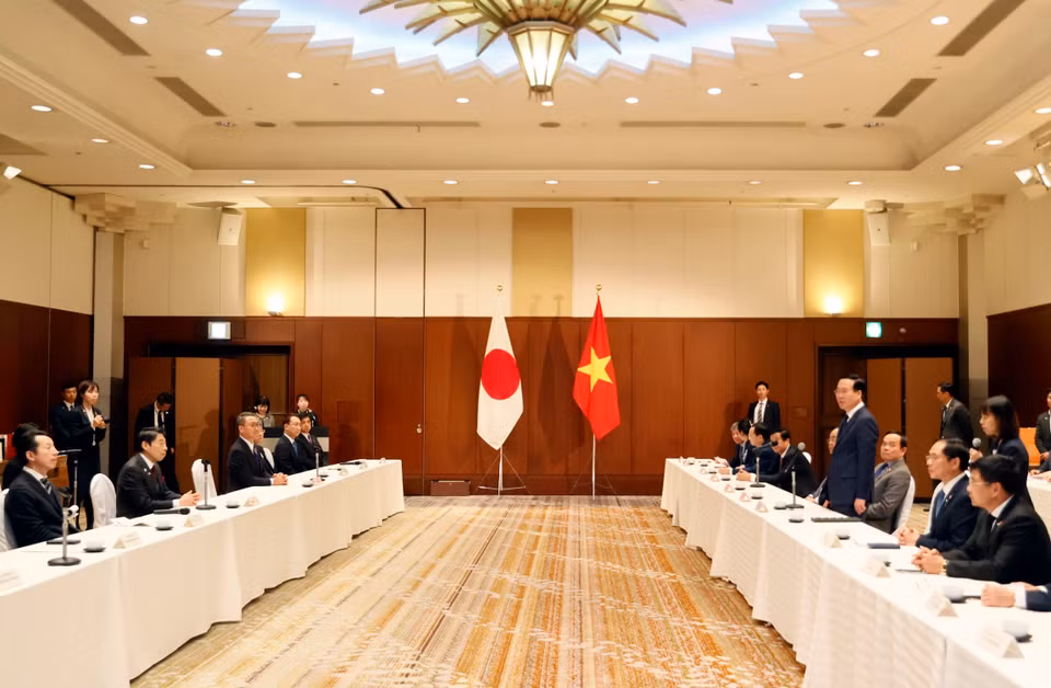 Chủ tịch nước Võ Văn Thưởng tiếp Thống đốc tỉnh Fukuoka Hattori Seitaro và lãnh đạo một số địa phương khu vực Kyushu. (Ảnh: Thống Nhất/TTXVN)