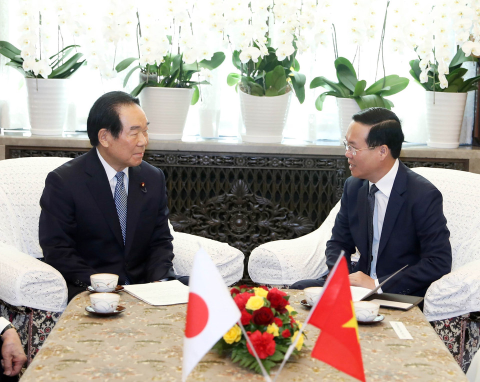 Chủ tịch nước Võ Văn Thưởng và Chủ tịch Hạ viện Nhật Bản Nukaga Fukushiro. (Ảnh: TTXVN phát)