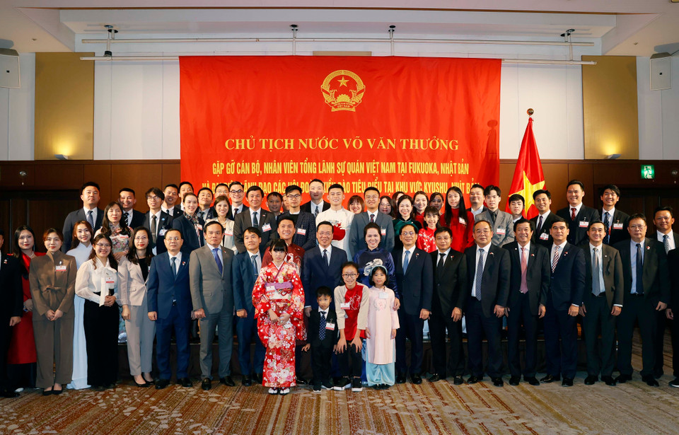 Chủ tịch nước Võ Văn Thưởng với cán bộ, nhân viên Tổng Lãnh sự quán Việt Nam tại Fukuoka và đại diện cộng đồng người Việt Nam tại khu vực Kyushu. (Ảnh: Thống Nhất/TTXVN)