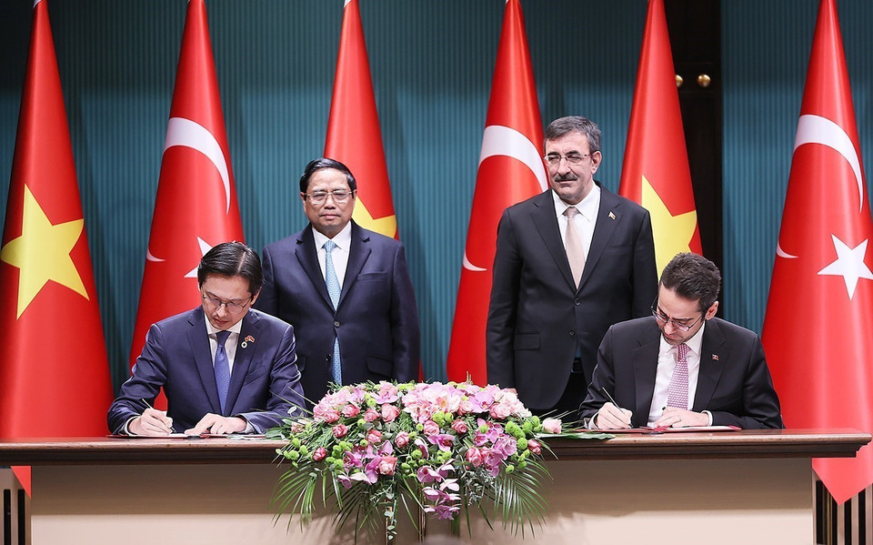 Thủ tướng Phạm Minh Chính và Phó Tổng thống Thổ Nhĩ Kỳ Cevdet Yilmaz chứng kiến lễ Bản ghi nhớ hợp tác giữa Học viện ngoại giao Việt Nam và Học viện ngoại giao Thổ Nhĩ Kỳ. (Ảnh: Dương Giang/TTXVN)