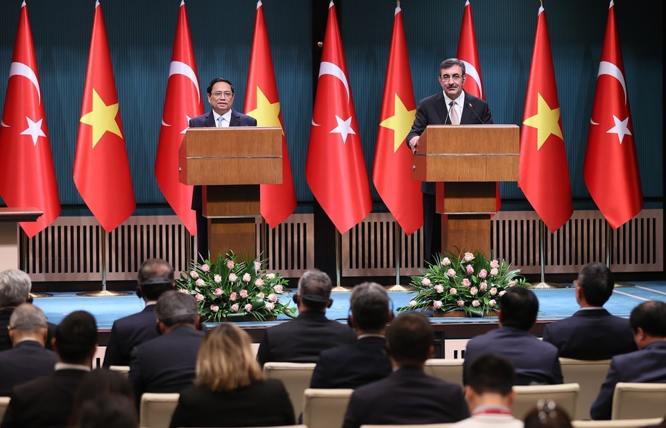Thủ tướng Phạm Minh Chính và Phó Tổng thống Thổ Nhĩ Kỳ Cevdet Yilmaz gặp gỡ báo chí. (Ảnh: Dương Giang/TTXVN)