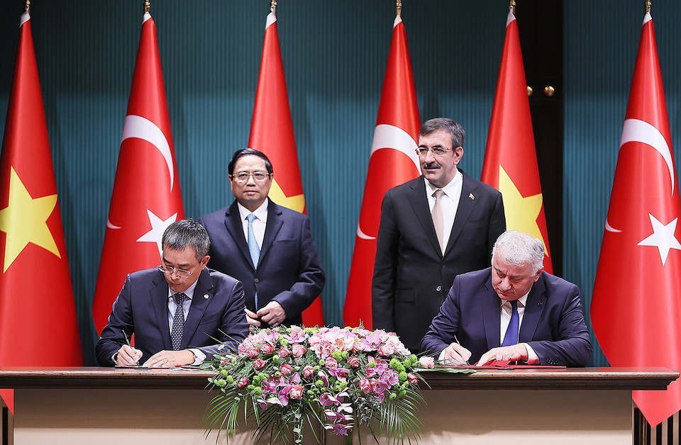 Thủ tướng Phạm Minh Chính và Phó Tổng thống Thổ Nhĩ Kỳ Cevdet Yilmaz chứng kiến lễ ký Ý đinh thư về hợp tác giữa Vietnam Airlines và Turkish Airlines. (Ảnh: Dương Giang/TTXVN)