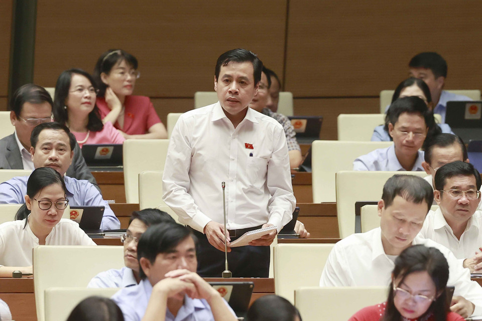 Đại biểu Quốc hội Thành phố Hồ Chí Minh Trần Anh Tuấn phát biểu ý kiến. (Ảnh: Doãn Tấn/TTXVN)