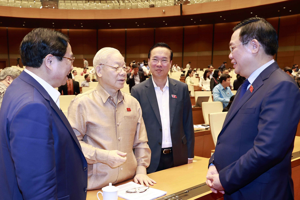 Tổng Bí thư Nguyễn Phú Trọng trao đổi với Chủ tịch nước Võ Văn Thưởng, Thủ tướng Phạm Minh Chính và Chủ tịch Quốc hội Vương Đình Huệ. (Ảnh: Doãn Tấn/TTXVN)