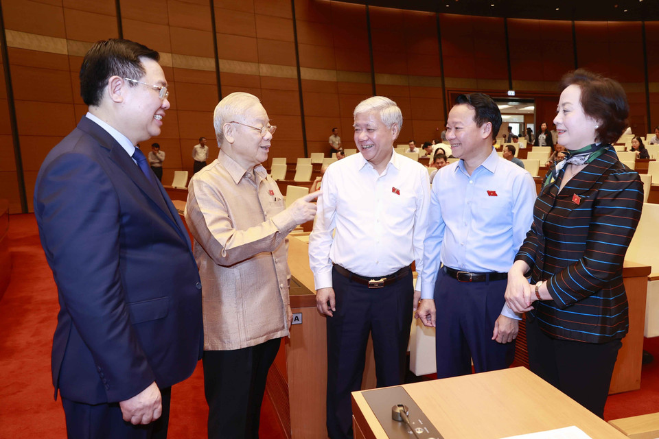 Tổng Bí thư Nguyễn Phú Trọng, Chủ tịch Quốc hội Vương Đình Huệ trao đổi với các đại biểu. (Ảnh: Doãn Tấn/TTXVN)