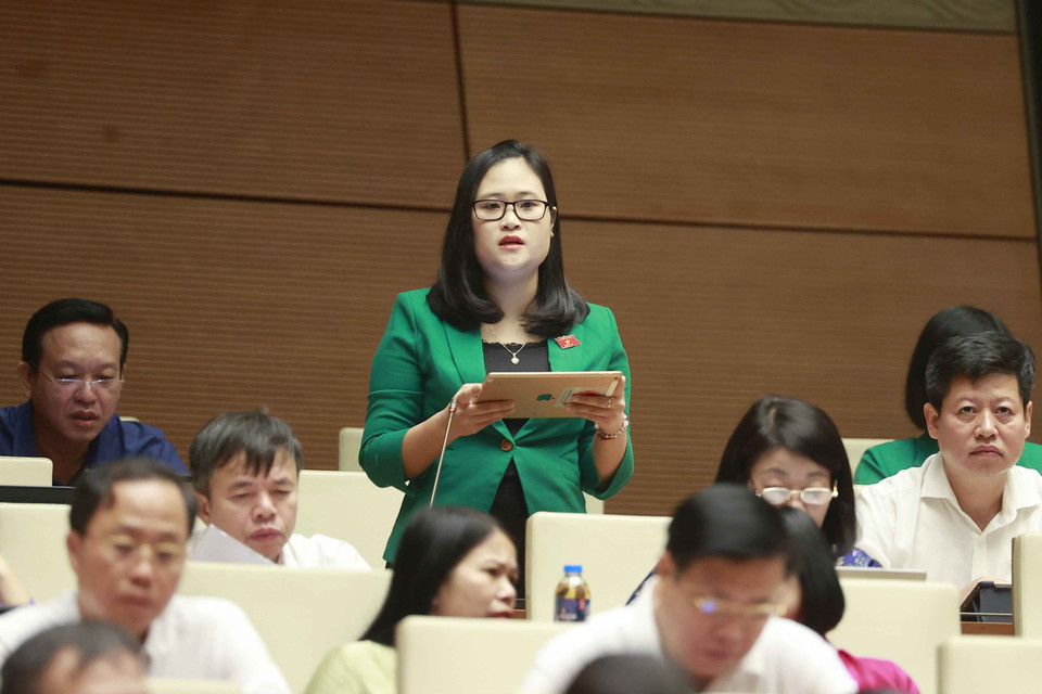 Đại biểu Quốc hội tỉnh Phú Thọ Hà Ánh Phượng phát biểu ý kiến. (Ảnh: Doãn Tấn/TTXVN)