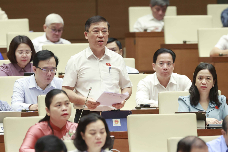 Đại biểu Quốc hội tỉnh Bình Phước Nguyễn Anh Tuấn phát biểu ý kiến. (Ảnh: Doãn Tấn/TTXVN)