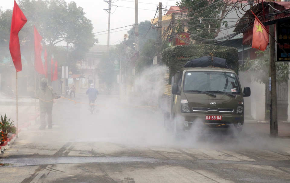 Xe chuyên dụng phun hóa chất khử khuẩn trên địa bàn xã Lâm Thao, huyện Lương Tài, tỉnh Bắc Ninh. (Ảnh: Đinh Văn Nhiều/TTXVN)