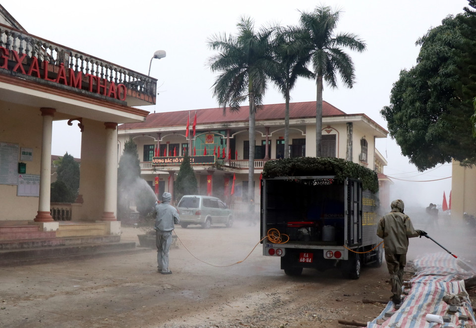 Xe chuyên dụng phun hóa chất khử khuẩn trên địa bàn xã Lâm Thao, huyện Lương Tài, tỉnh Bắc Ninh. (Ảnh: Đinh Văn Nhiều/TTXVN)