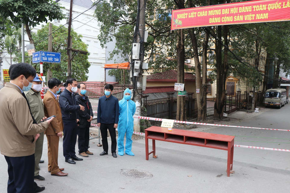 Ngày 31/1, Ban chỉ đạo phòng chống dịch bệnh COVID-19 tỉnh Hòa Bình sau khi công bố trên địa bàn tỉnh xuất hiện 2 trường hợp dương tính với virus SARS-CoV-2 trong cộng đồng. Trong ảnh: Lãnh đạo thành phố Hòa Bình, phường Đồng Tiến chỉ đạo công tác chống dịch tại khu cách ly. (Ảnh: Thanh Hải/TTXVN)