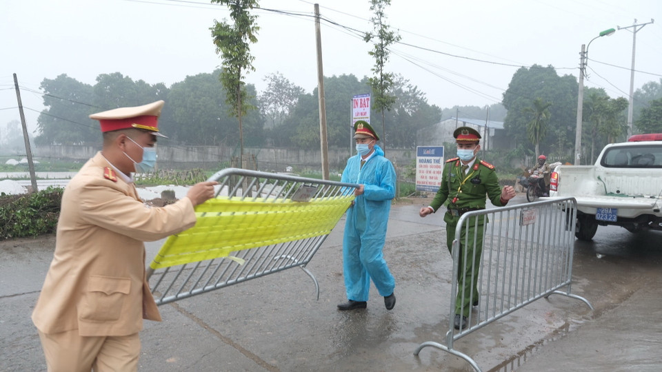Theo thông tin từ Trung tâm Kiểm soát bệnh tật Hà Nội, Thành phố có ca thứ 11 dương tính với SARS-CoV-2. Đó là F1 của BN1694. Bệnh nhân 35 tuổi, địa chỉ ở thôn Bạch Trữ, xã Tiến Thắng, huyện Mê Linh. Trong ảnh: Lực lượng chức năng lập chốt tại khu vực có ca nghi nhiễm. (Ảnh: Phạm Hùng/TTXVN phát)
