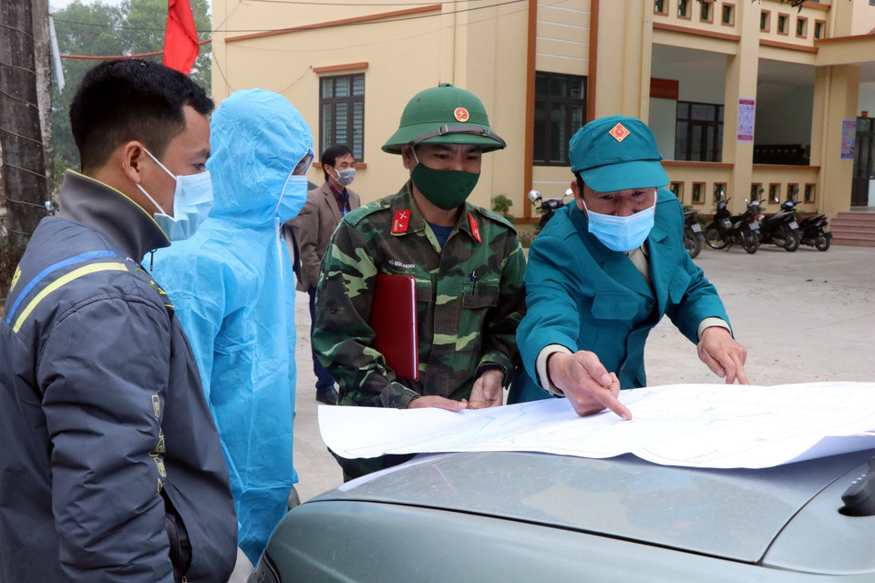 Các ngành chức năng họp phương án phun khử khuẩn tại xã Lâm Thao, huyện Lương Tài, tỉnh Bắc Ninh. (Ảnh: Đinh Văn Nhiều/TTXVN)