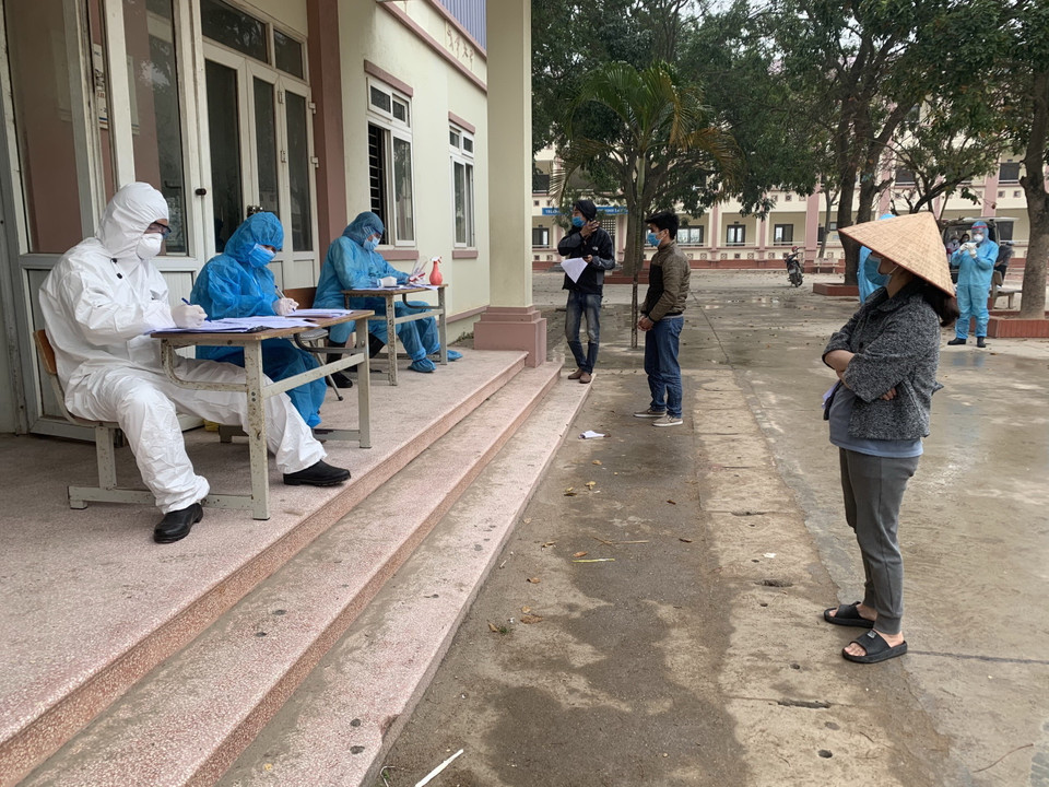 Người dân đến khai báo y tế tại thôn Bạch Trữ. (Ảnh: Phạm Hùng/TTXVN phát)