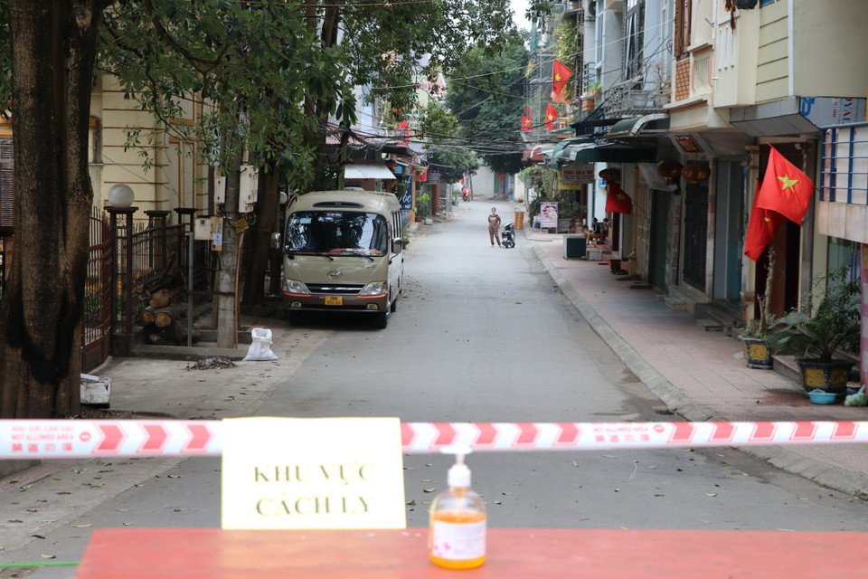 Rà soát kỹ lưỡng, nghiêm túc các trường hợp là F1, F2, F3. Khẩn trương khoanh vùng, khử khuẩn. Rà soát cơ sở vật chất, chuẩn bị cho việc đi cách ly. Trong ảnh: Trạm chắn khu vực cách ly tổ 3, phường Đồng Tiến, thành phố Hòa Bình. (Ảnh: Thanh Hải/TTXVN)