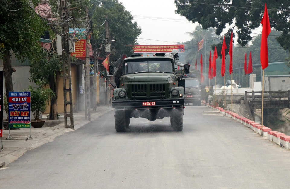 Xe chuyên dụng phun hóa chất khử khuẩn trên địa bàn xã Lâm Thao, huyện Lương Tài, tỉnh Bắc Ninh. (Ảnh: Đinh Văn Nhiều/TTXVN)