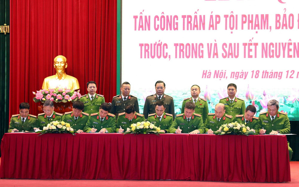 Ban Giám đốc Công an thành phố Hà Nội chứng kiến Lễ ký bản cam kết thực hiện cao điểm của các Trưởng Công an các quận, huyện, thị xã. (Ảnh: Phạm Kiên/TTXVN)