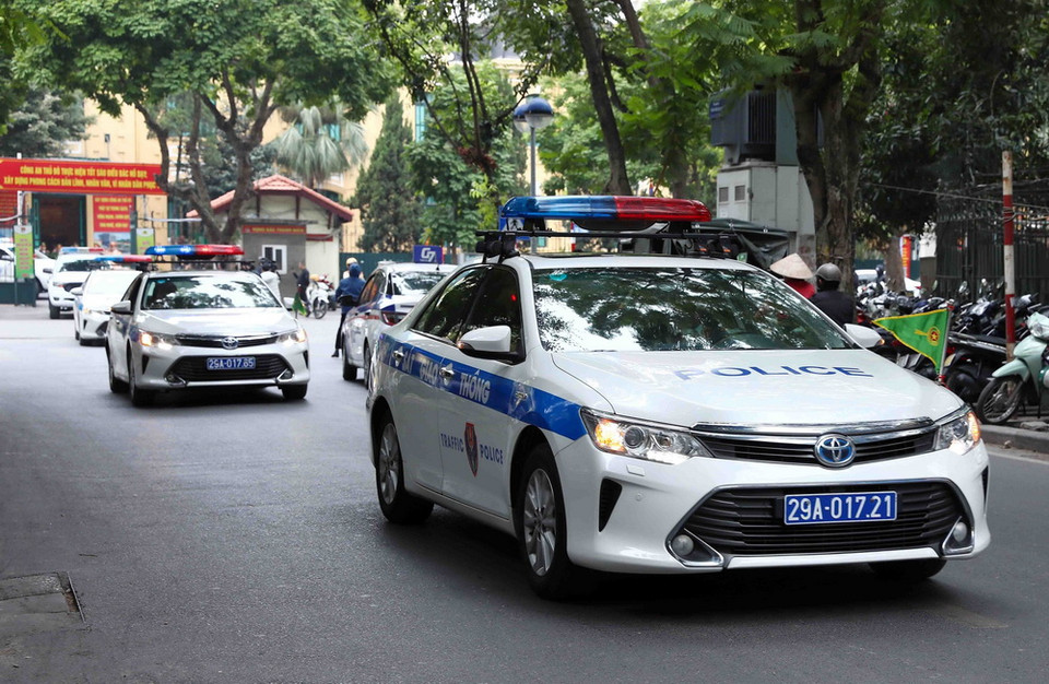 Lực lượng Cảnh sát Giao thông, Công an thành phố Hà Nội, diễu hành trong ngày ra quân bảo đảm an ninh, trật tự trước, trong và sau Tết Nguyên đán Giáp Thìn 2024. (Ảnh: Phạm Kiên/TTXVN)