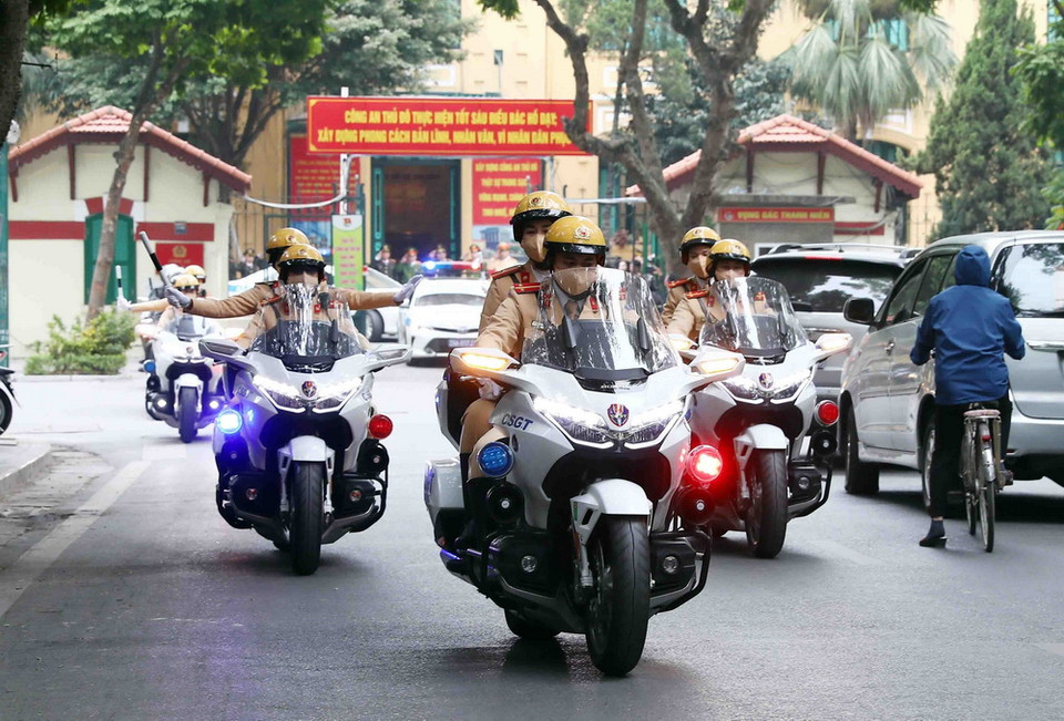 Lực lượng Cảnh sát Giao thông, Công an thành phố Hà Nội, diễu hành trong ngày ra quân bảo đảm an ninh, trật tự trước, trong và sau Tết Nguyên đán Giáp Thìn 2024. (Ảnh: Phạm Kiên/TTXVN)