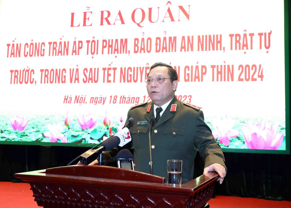 Trung tướng Nguyễn Hải Trung, Giám đốc Công an thành phố Hà Nội, phát lệnh ra quân tấn công trấn áp tội phạm, bảo đảm an ninh, trật tự. (Ảnh: Phạm Kiên/TTXVN)