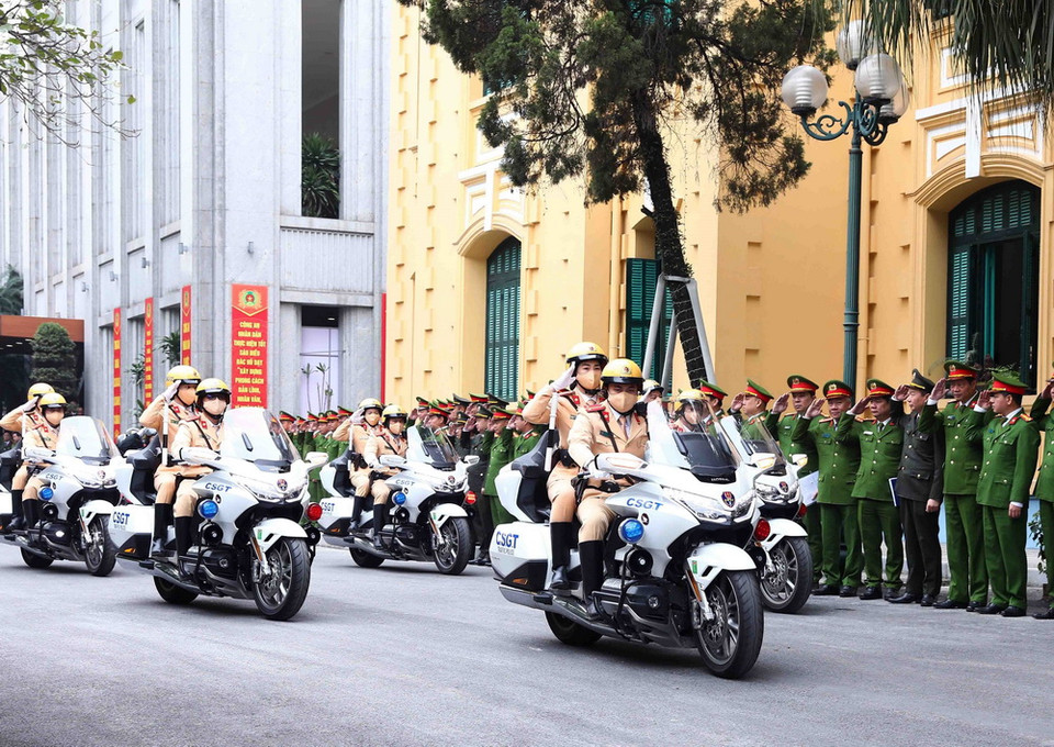 Công an Hà Nội diễu hành phương tiện ra quân tấn công trấn áp tội phạm, bảo đảm an ninh, trật tự trước, trong và sau Tết Nguyên đán Giáp Thìn 2024. (Ảnh: Phạm Kiên/TTXVN)