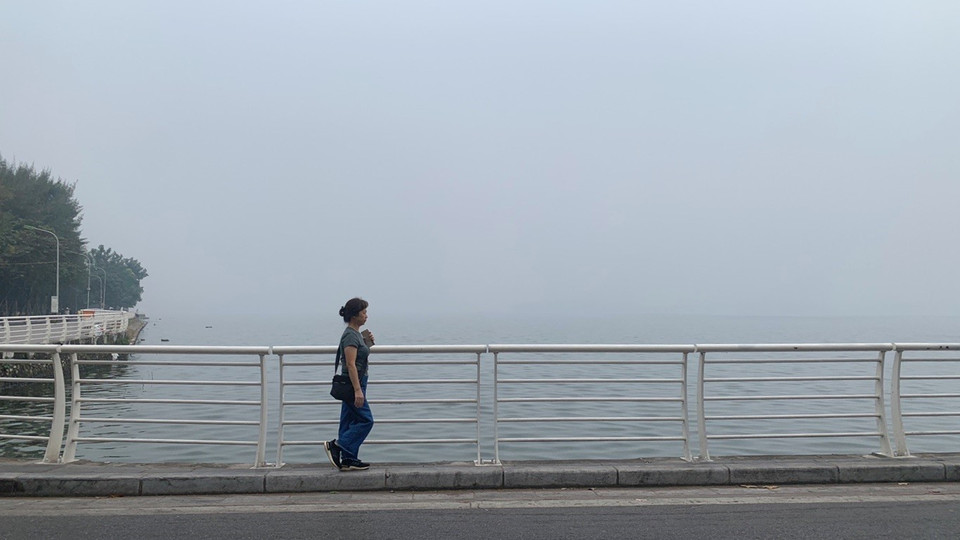 Tầm nhìn sang phía bên kia Hồ Tây rất hạn chế. (Ảnh: Tuấn Đức/TTXVN)