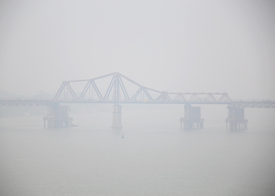 Cầu Long Biên chìm trong lớp sương mù dày đặc. (Ảnh: Tuấn Đức/TTXVN)
