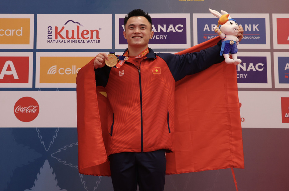 Vận động viên Nông Văn Hữu giành huy chương Vàng nội dung Nam côn và Nam đao. (Ảnh: Hoàng Linh/TTXVN)