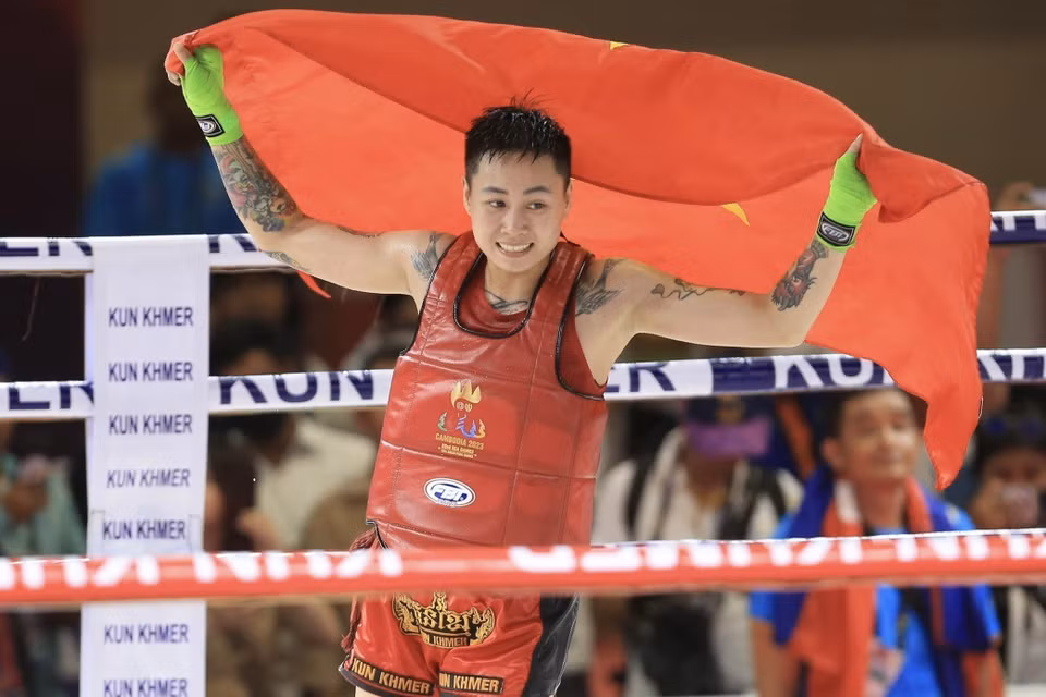 Vận động viên Bùi Yến Ly vui mừng khi giành chiến thắng trong trận chung kết đối kháng hạng cân 57kg nữ, mang về huy chương Vàng thứ 5 cho Đội tuyển Kun Khmer của Việt Nam tại SEA Games 32. (Ảnh: TTXVN)