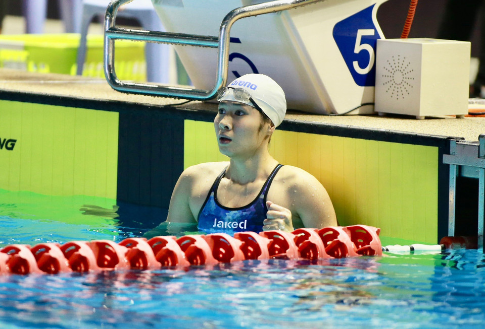 Vận động viên Lê Thị Thanh Vân giành huy chương Vàng môn Lặn ở nội dung vòi hơi chân vịt đôi 100m. (Ảnh: TTXVN)