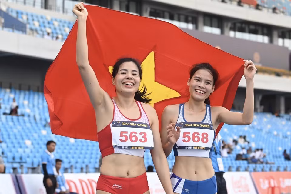 Nguyễn Thị Huyền (563) ăn mừng cùng đồng đội Nguyễn Thị Ngọc (568) sau khi 2 Vận động viên lần lượt giành huy chương Vàng và huy chương Đồng nội dung chạy 400m vượt rào nữ. (Ảnh: Minh Quyết/TTXVN)