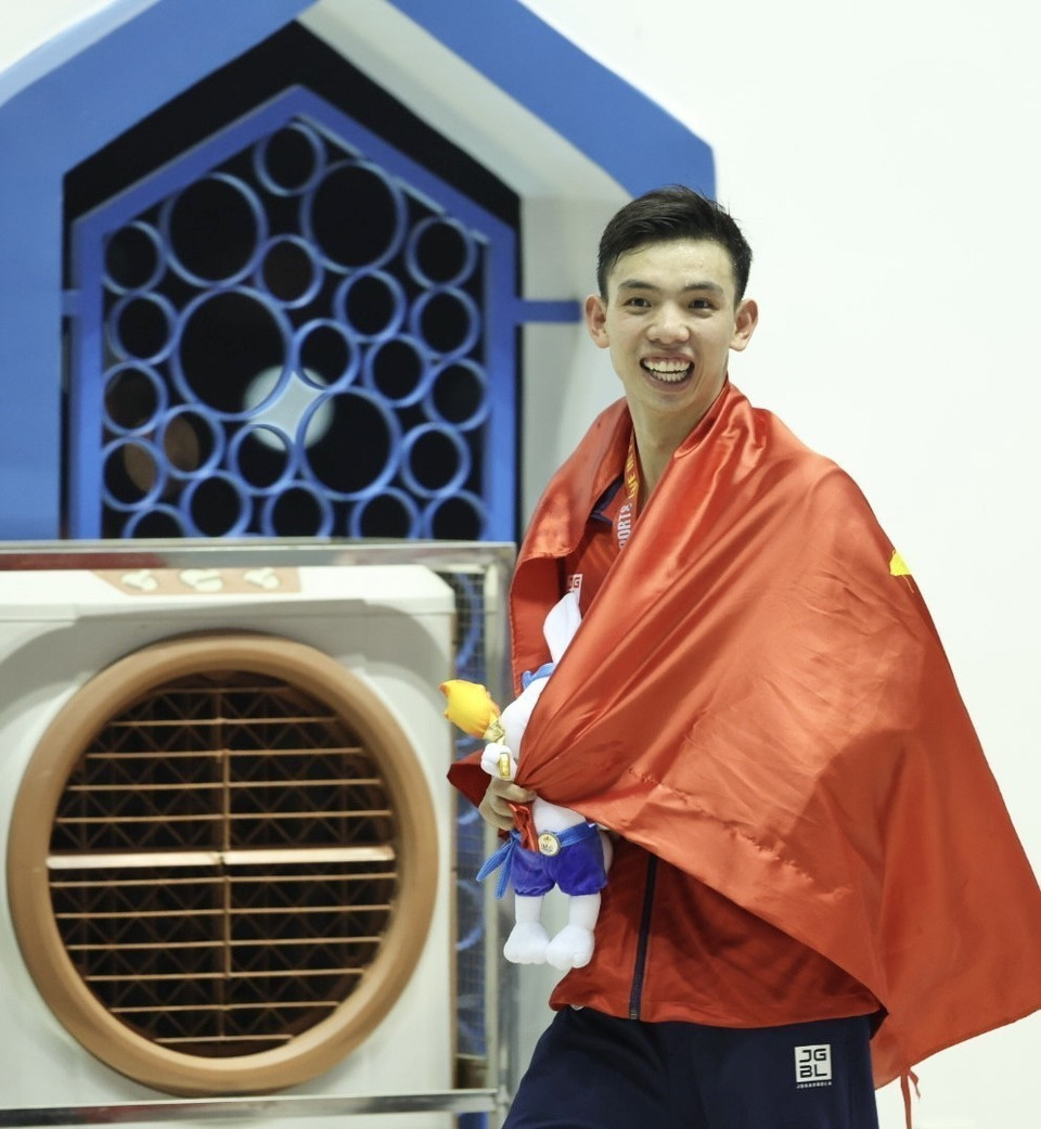 Vận động viên Nguyễn Huy Hoàng thi đấu xuất sắc mang về tấm huy chương Vàng trong ngày thi đấu cuối cùng của môn Bơi tại SEA Games 32. (Ảnh: Minh Quyết/TTXVN)