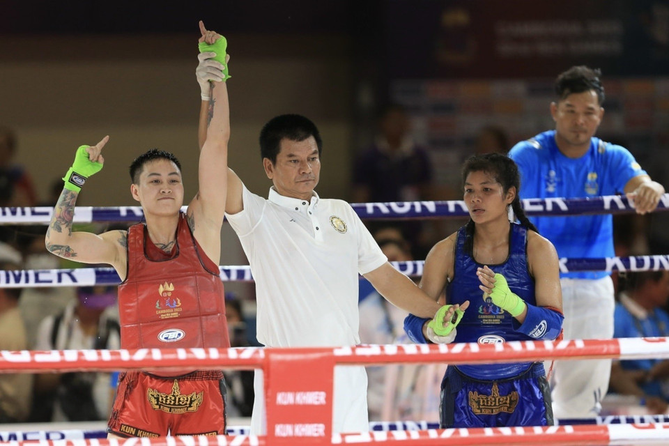 Vận động viên Bùi Yến Ly (giáp đỏ) đánh bại vận động viên Sreyphin (giáp xanh, Campuchia), giành huy chương Vàng đối kháng hạng cân 57kg nữ. (Ảnh: TTXVN)