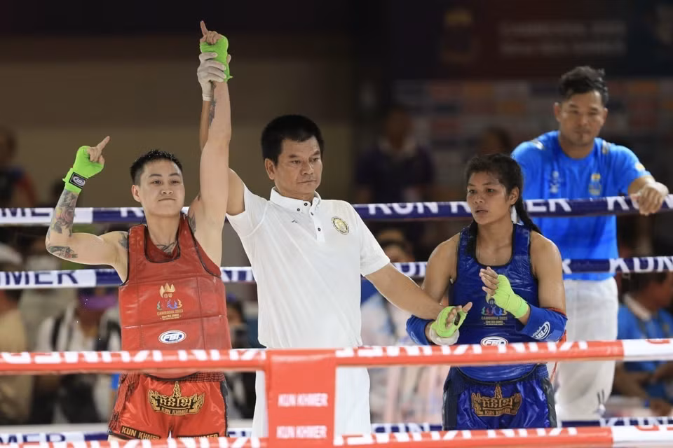 Vận động viên Bùi Yến Ly (giáp đỏ) đánh bại vận động viên Sreyphin (giáp xanh, Campuchia), giành huy chương Vàng đối kháng hạng cân 57kg nữ. (Ảnh: TTXVN)