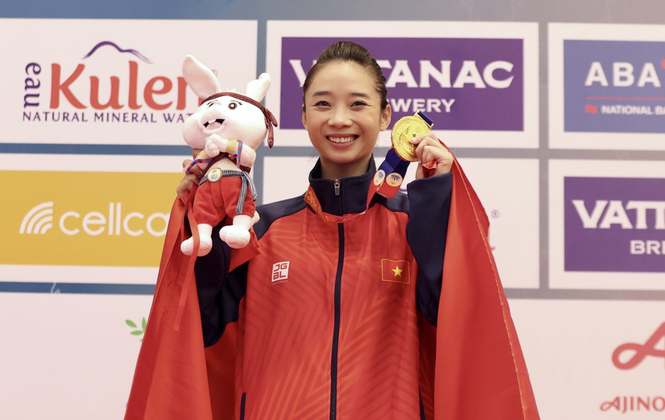 Tấm huy chương Vàng đầu tiên của Dương Thúy Vi giành cho Đội tuyển Wushu Việt Nam tại SEA Games 32 càng thêm ý nghĩa khi đúng vào sinh nhật của cô. (Ảnh: Hoàng Linh/TTXVN)