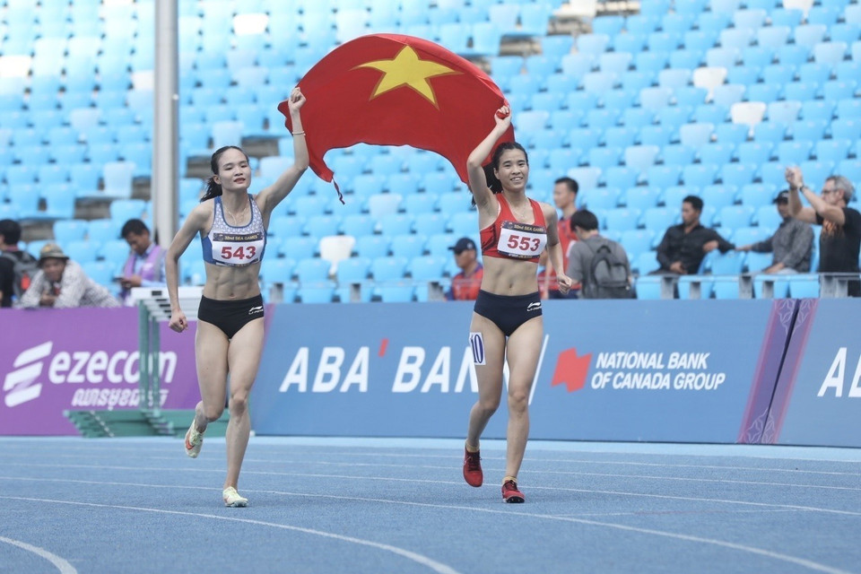 2 vận động viên Nguyễn Thị Thu Hà (543) và Bùi Thị Ngân (553) lần lượt mang về cho Đội tuyển Điền kinh Việt Nam huy chương Vàng và huy chương Bạc ở nội dung chạy 800m nữ tại SEA Games 32. (Ảnh: Minh Quyết/TTXVN)
