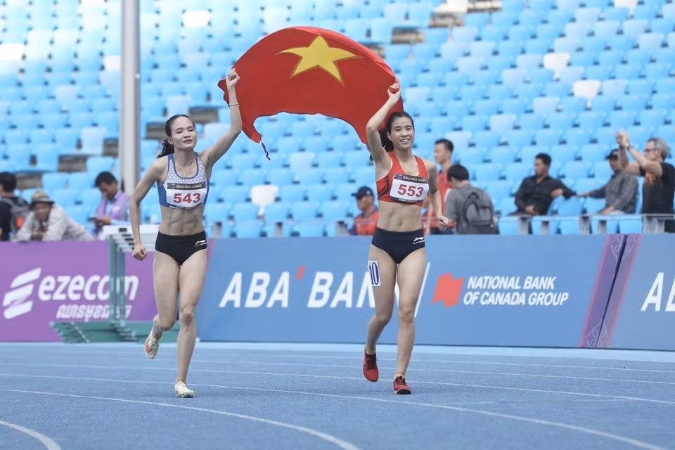 2 vận động viên Nguyễn Thị Thu Hà (543) và Bùi Thị Ngân (553) lần lượt mang về cho Đội tuyển Điền kinh Việt Nam huy chương Vàng và huy chương Bạc ở nội dung chạy 800m nữ tại SEA Games 32. (Ảnh: Minh Quyết/TTXVN)